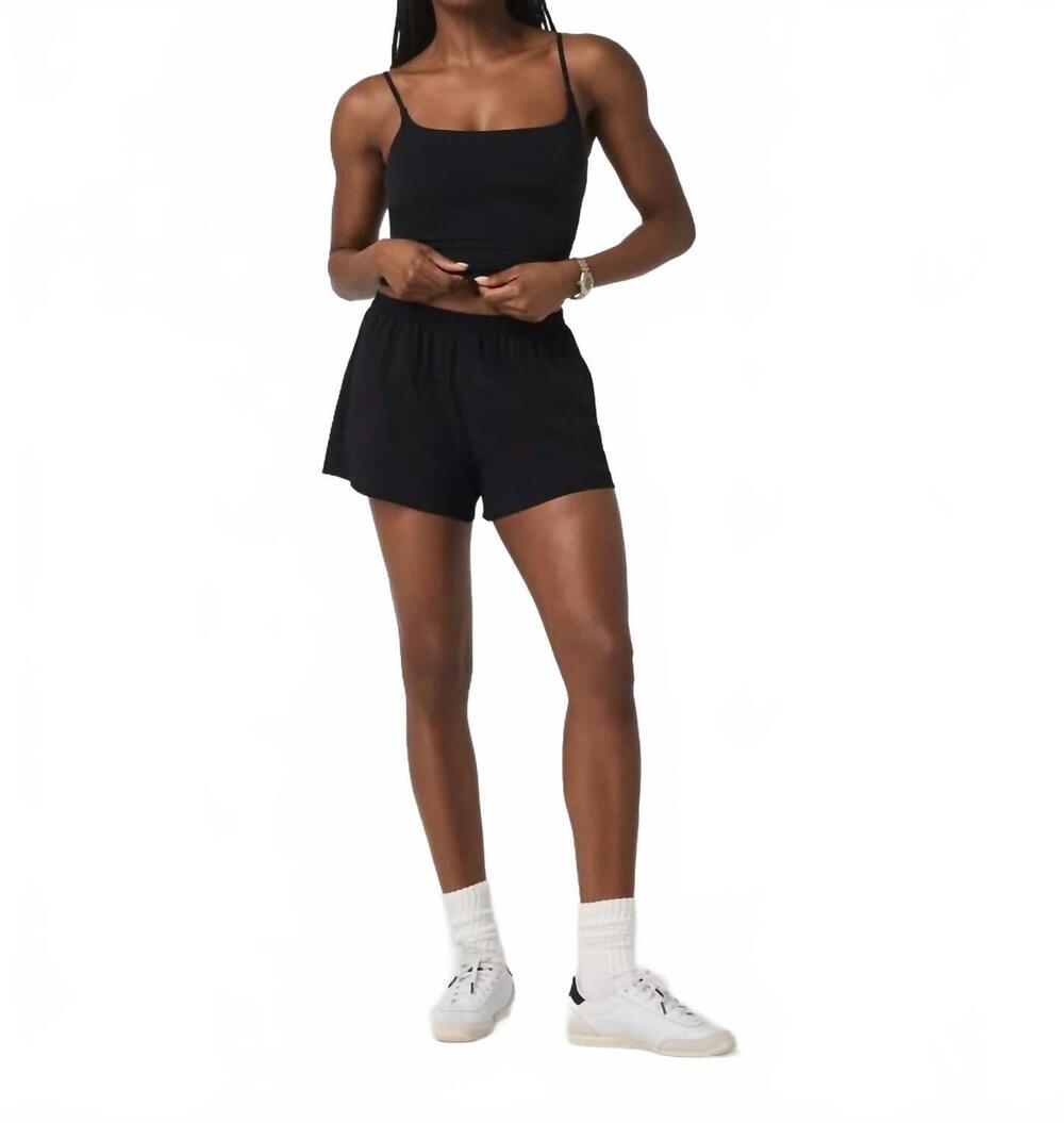 NEW VUORI villa everyday short in black